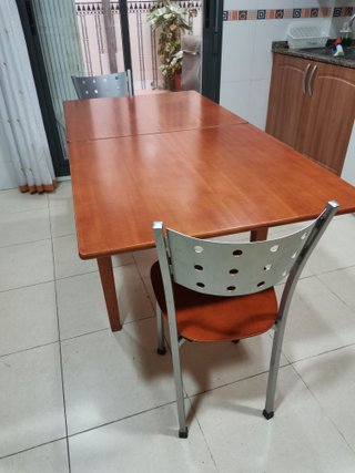 Mesa extensible y 2 sillas