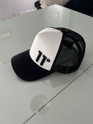 Gorra 11 Degrees Negra y Blanca