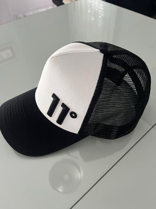 Gorra 11 Degrees Negra y Blanca