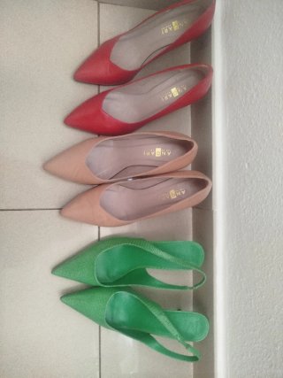 Zapatos de tacón rojos y verdes