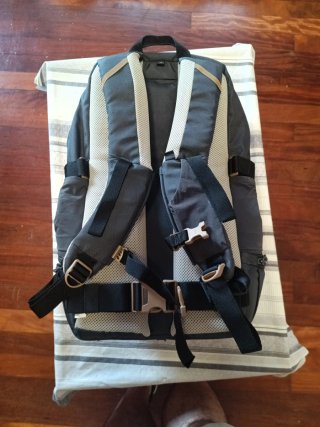 Mochila Quechua 30L con bolsillo nevera