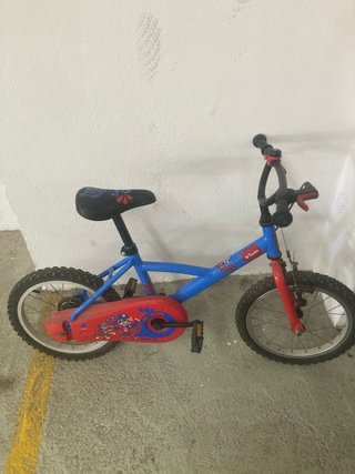 Bicicleta infantil Btwin azul y roja
