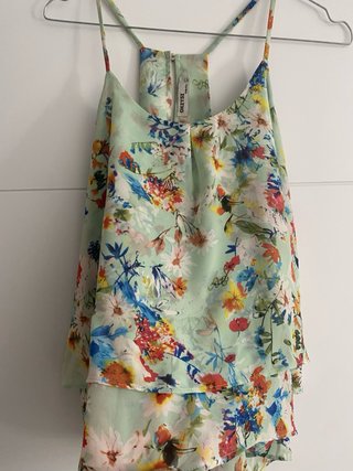 Blusa muy bonita Okeysi Flores Talla L