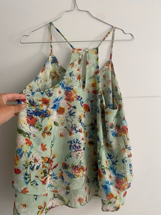 Blusa muy bonita Okeysi Flores Talla L