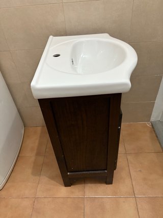 Lavabo de baño con mueble de madera