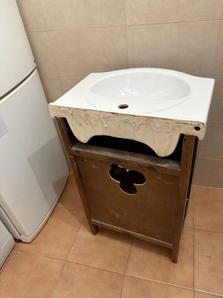 Lavabo de baño con mueble de madera