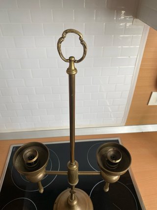 Lámpara de mesa dorada de metal. Sin cableado