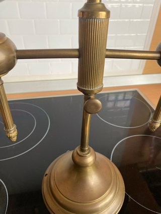 Lámpara de mesa dorada de metal. Sin cableado