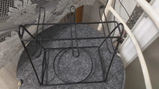 Organizador de tazas y platos metálico