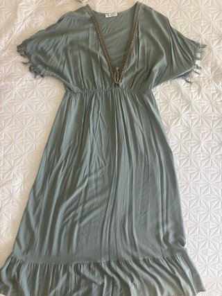 Vestido largo verde con detalles