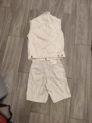 Conjunto vaquero blanco: chaleco y shorts