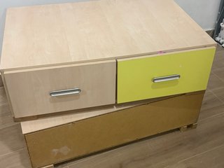Cajones bajo cama beige y amarillo