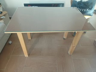 Mesa de madera y cristal