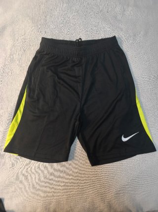 Conjunto Nike camiseta y calzonas negro/amarillo