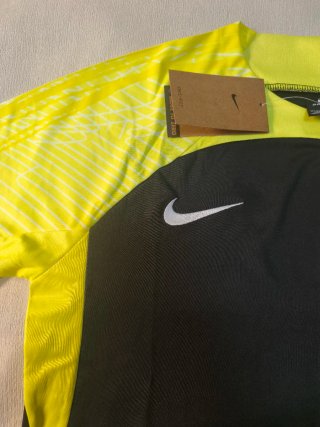 Conjunto Nike camiseta y calzonas negro/amarillo