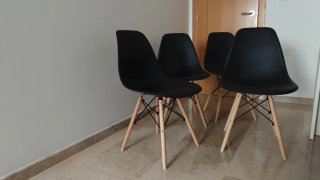 4 Sillas Negras Diseño Patas Madera