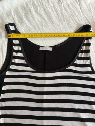 Camiseta de rayas blancas y negras