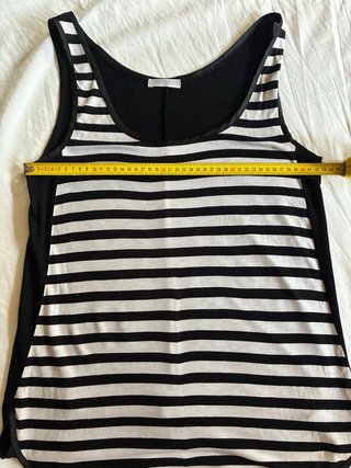 Camiseta de rayas blancas y negras