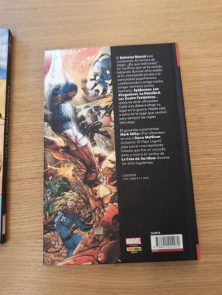 LIBRO Y COMICS SUPERHÉROES MARVEL