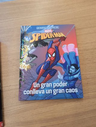 LIBRO Y COMICS SUPERHÉROES MARVEL