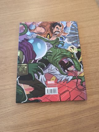 LIBRO Y COMICS SUPERHÉROES MARVEL
