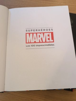 LIBRO Y COMICS SUPERHÉROES MARVEL