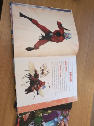 LIBRO Y COMICS SUPERHÉROES MARVEL