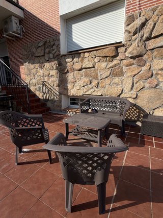 Mobile da giardino in plastica marrone