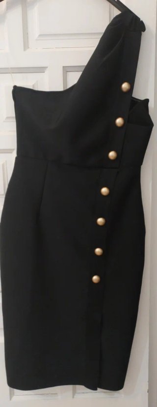 Vestido negro asimétrico de un hombro con botones