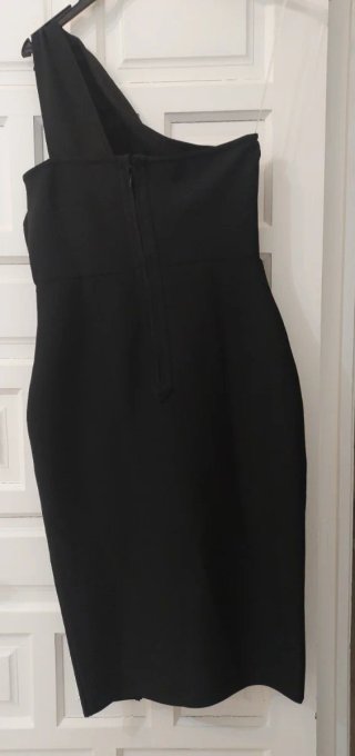 Vestido negro asimétrico de un hombro con botones