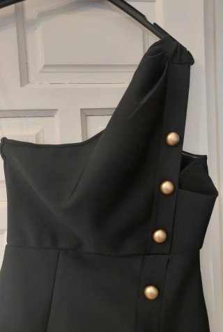 Vestido negro asimétrico de un hombro con botones