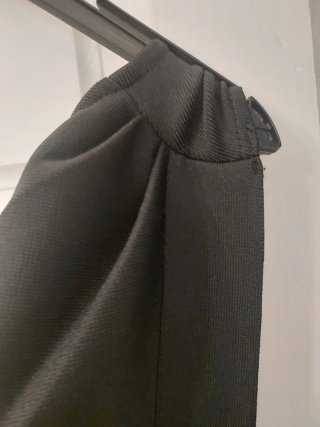 Vestido negro asimétrico de un hombro con botones