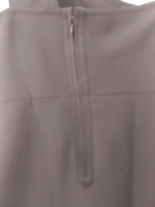 Vestido negro asimétrico de un hombro con botones