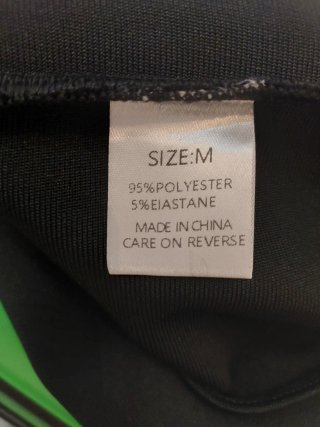Vestido negro asimétrico de un hombro con botones