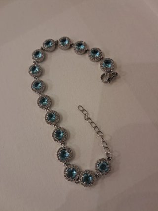 Pulsera de bisutería con piedras azules