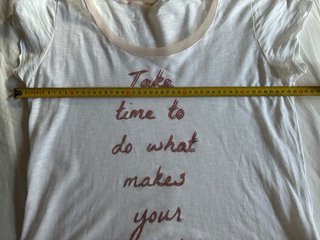 Camiseta blanca con mensaje Take time