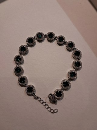 Pulsera de bisutería con piedras verdes