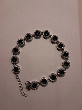 Pulsera de bisutería con piedras verdes