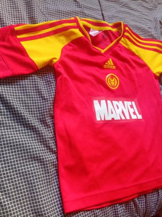 Camiseta Adidas Marvel Iron Man NIÑO