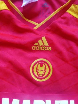 Camiseta Adidas Marvel Iron Man NIÑO
