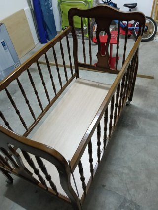 Cuna de madera con ruedas