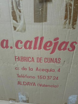 Cuna de madera con ruedas