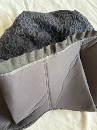 Corpiño gris encaje con relleno