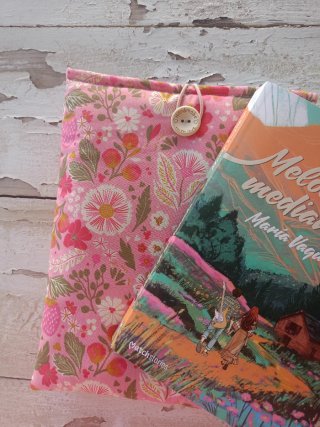 Funda libro flores y fresas