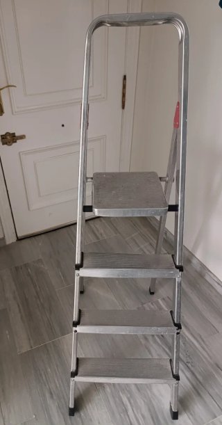 Escalera aluminio 4 peldaños