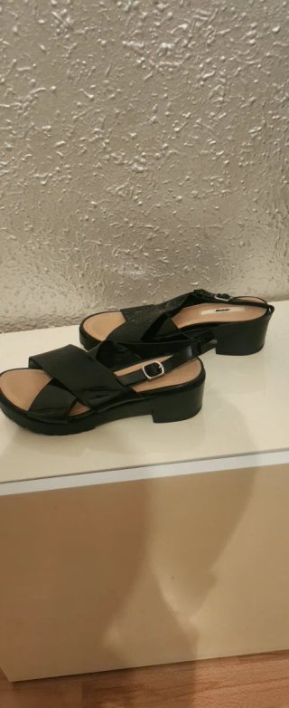 Sandalias negras de tacón
