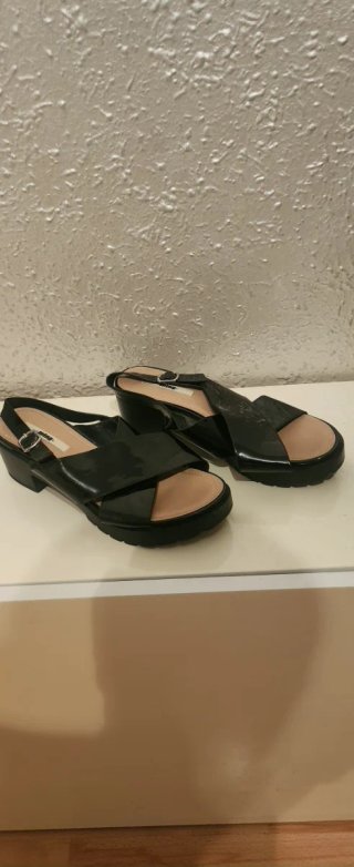 Sandalias negras de tacón