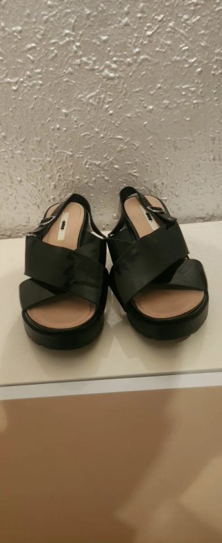 Sandalias negras de tacón