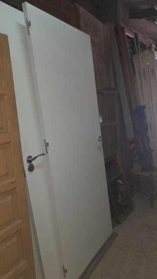 Puerta madera con marco...