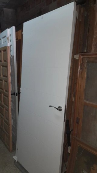Puerta madera con marco...
